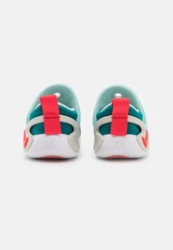 Nike Sportswear Dynamo Go Unisex - Instappers - Jade Ice/Siren Red/Geode Teal/Red Stardust 10 Nike Sportswear Dynamo Go Unisex - Instappers - Jade Ice/Siren Red/Geode Teal/Red Stardust -Algemene Winkel Voor Kindermode 2e83dfb84dfe4d148347ad6558d84fa5