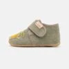Living Kitzbühel Babyklett Apfel Mit Raupe Unisex - Pantoffels - Olive -Algemene Winkel Voor Kindermode 359866be6f844ac1bc5b668882e533ad