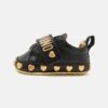 MOSCHINO Unisex - Babyschoenen - Black/Gold -Algemene Winkel Voor Kindermode 4592a72935f94e4d986ec0134920c1d0