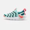 Nike Sportswear Dynamo Go Unisex - Instappers - Jade Ice/Siren Red/Geode Teal/Red Stardust -Algemene Winkel Voor Kindermode 6addda4ba91e4358aa3bed557709531e