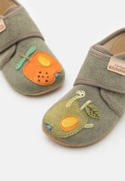 Living Kitzbühel Babyklett Apfel Mit Raupe Unisex - Pantoffels - Olive 13 Living Kitzbühel Babyklett Apfel Mit Raupe Unisex - Pantoffels - Olive -Algemene Winkel Voor Kindermode 73bbbb4814b1411a8a88f386585ed305
