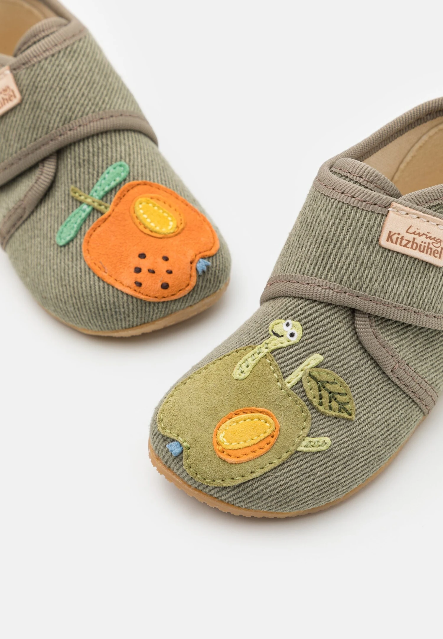 Living Kitzbühel Babyklett Apfel Mit Raupe Unisex - Pantoffels - Olive 8 Living Kitzbühel Babyklett Apfel Mit Raupe Unisex - Pantoffels - Olive - Afbeelding 6