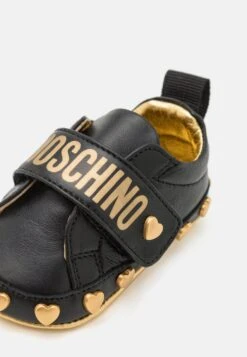 MOSCHINO Unisex - Babyschoenen - Black/Gold 13 MOSCHINO Unisex - Babyschoenen - Black/Gold -Algemene Winkel Voor Kindermode 89d1501e0b894e3fb609ef03b66b5870