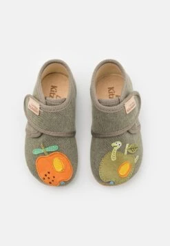 Living Kitzbühel Babyklett Apfel Mit Raupe Unisex - Pantoffels - Olive 11 Living Kitzbühel Babyklett Apfel Mit Raupe Unisex - Pantoffels - Olive -Algemene Winkel Voor Kindermode 94cf5e33af324987a3c42a374886061f
