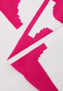 Guess Scarf Unisex - Sjaal - Striking Fuchsia 8 Guess Scarf Unisex - Sjaal - Striking Fuchsia -Algemene Winkel Voor Kindermode 96d4b1d7806a44f1a09c05d60d6f9356