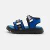 MOSCHINO Unisex - Sandalen - Indigo/Black/White 2 MOSCHINO Unisex - Sandalen - Indigo/Black/White -Algemene Winkel Voor Kindermode a1255a15ce0b4c94a836d60ddbf2c9f7