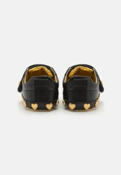 MOSCHINO Unisex - Babyschoenen - Black/Gold 10 MOSCHINO Unisex - Babyschoenen - Black/Gold -Algemene Winkel Voor Kindermode b5d274bacec64b558540c974bce3009f
