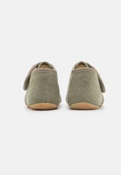 Living Kitzbühel Babyklett Apfel Mit Raupe Unisex - Pantoffels - Olive 10 Living Kitzbühel Babyklett Apfel Mit Raupe Unisex - Pantoffels - Olive -Algemene Winkel Voor Kindermode b7b390e832a9403d8e88467dbcef3de5