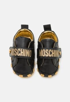 MOSCHINO Unisex - Babyschoenen - Black/Gold 11 MOSCHINO Unisex - Babyschoenen - Black/Gold -Algemene Winkel Voor Kindermode c4bacff1a72d4035ba3e77807f06e32b