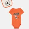 Jordan Set - Geboortegeschenk - Rush Orange 1 Jordan Set - Geboortegeschenk - Rush Orange -Algemene Winkel Voor Kindermode c938301406d546cfbae002f874c277e2